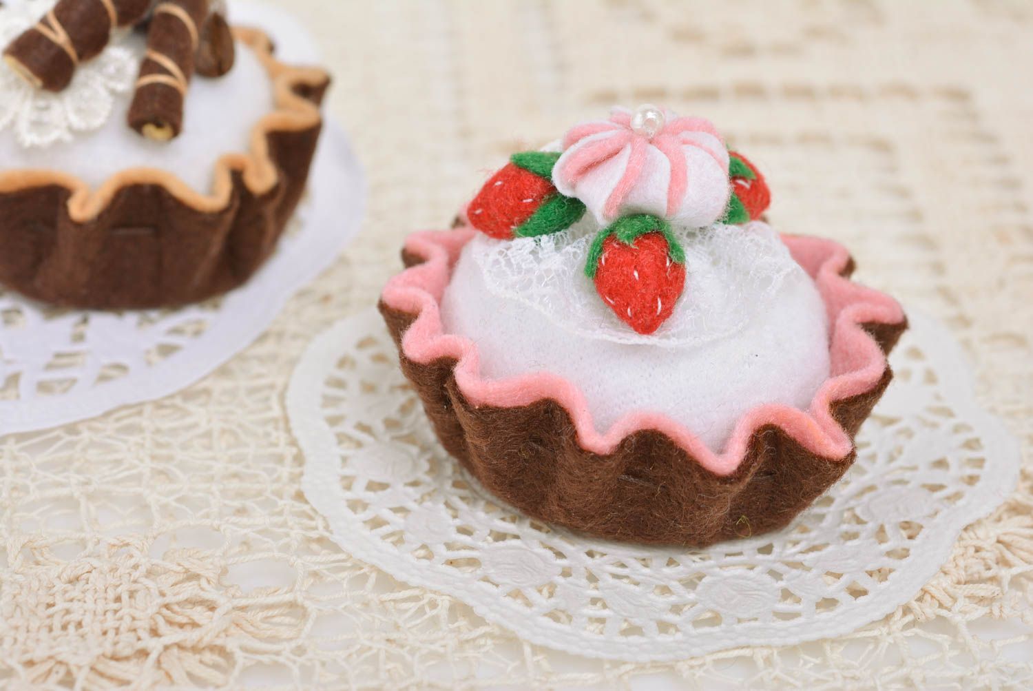 Pique-aiguilles gâteau à la fraise rond fait main en feutre cadeau original photo 2