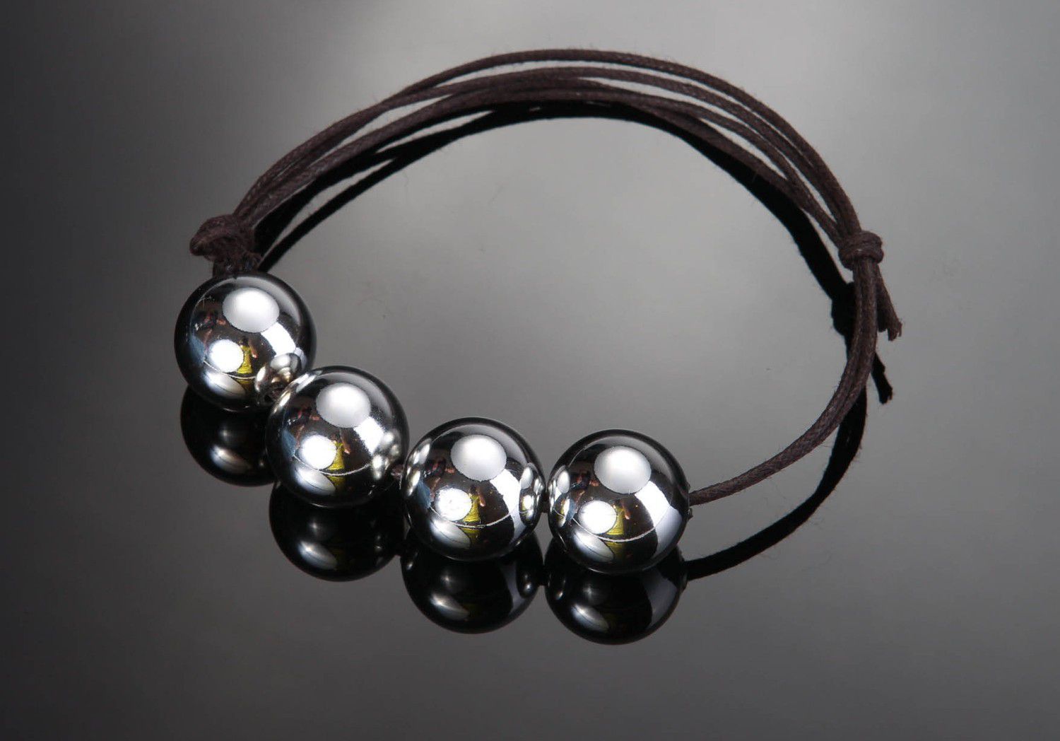 Bracelet perles en plastique sur lacet fait main photo 1