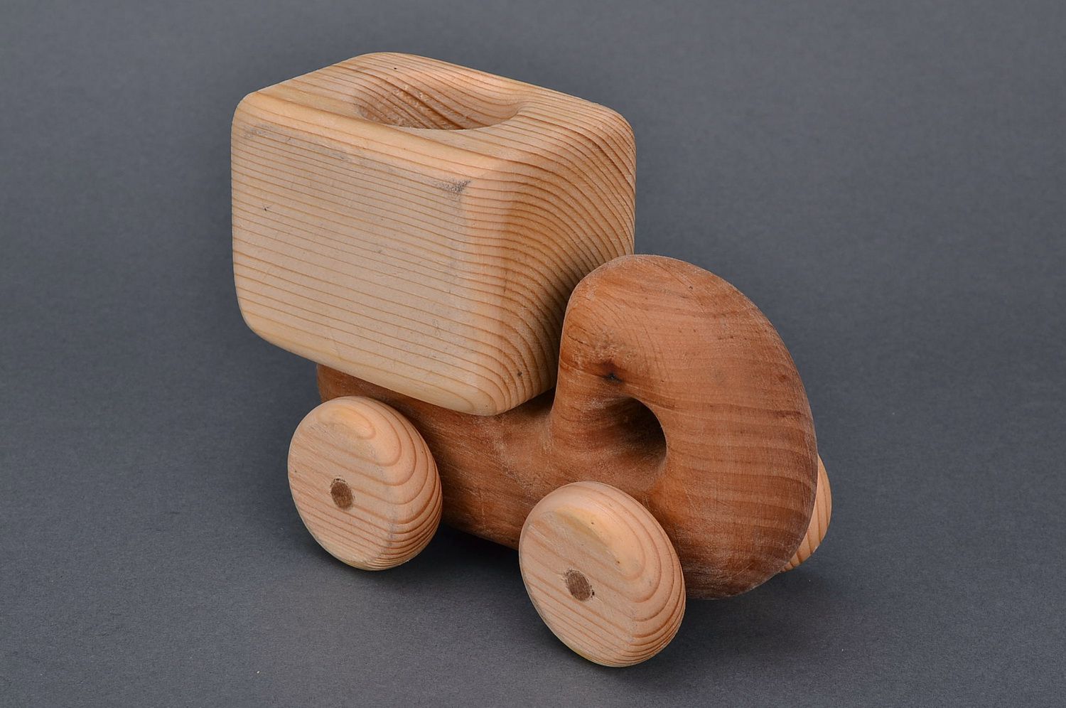 Figura de madera en forma de camión pequeño foto 2
