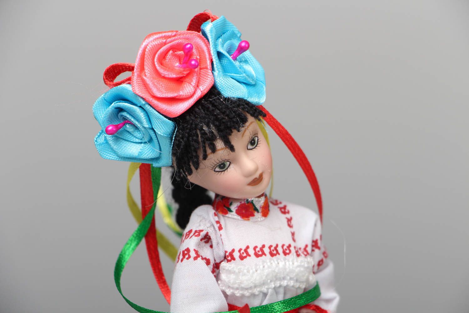 Künstlerische Puppe aus Porzellan im Ethno Kleid foto 2