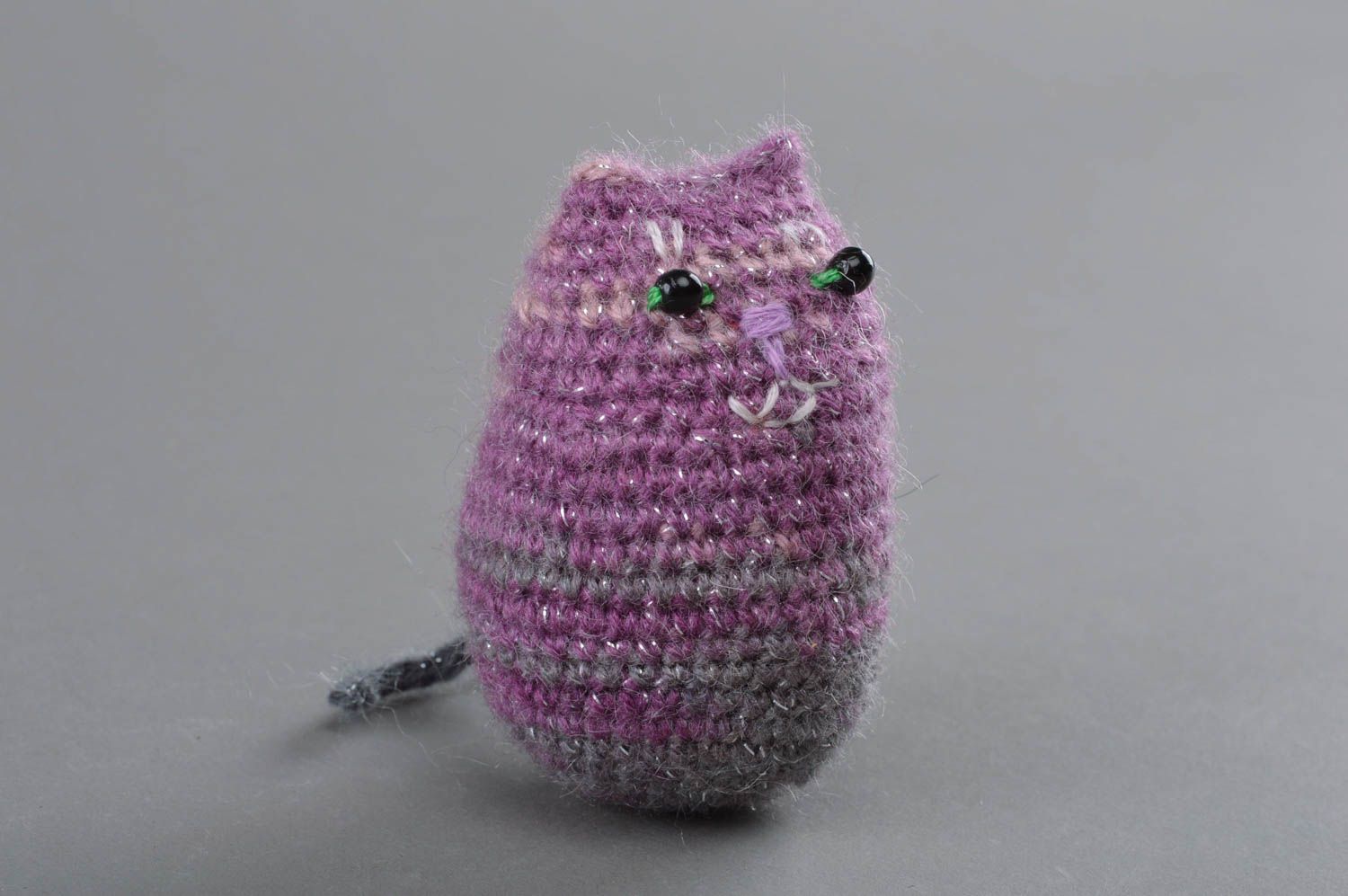 Kleines gehäkeltes Kuscheltier Katze aus Acryl lila künstlerische Handarbeit foto 3