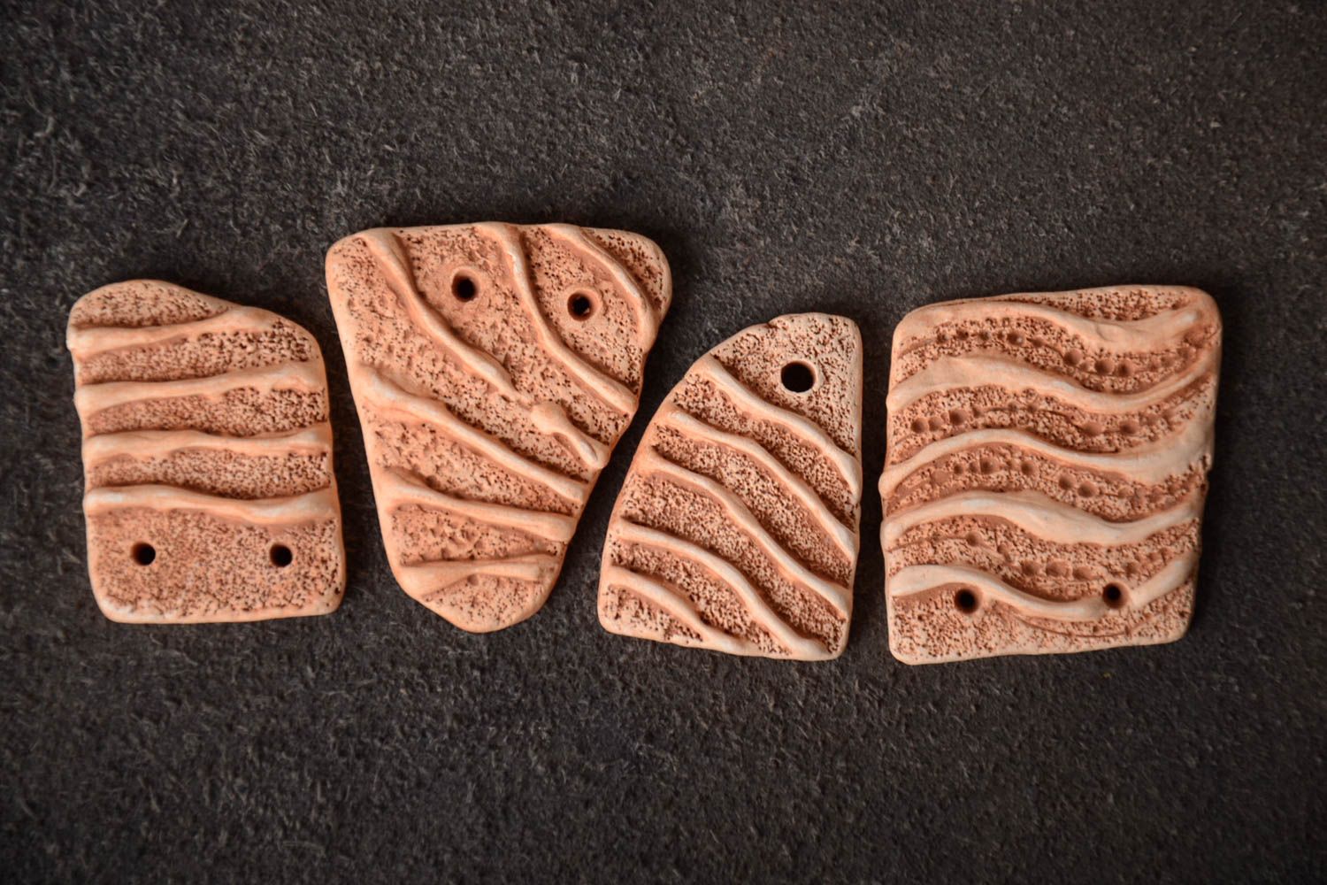 Заготовки для бижутерии кулоны набор 4 шт необычные  формы из глины хэнд мейд фото 1