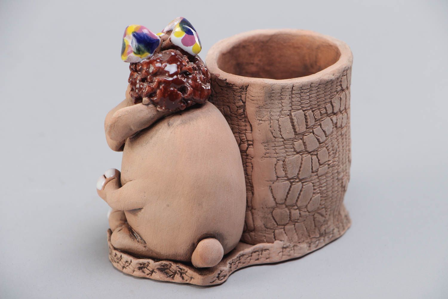 Lapicero de cerámica con figurilla de vaca hecho a mano foto 3