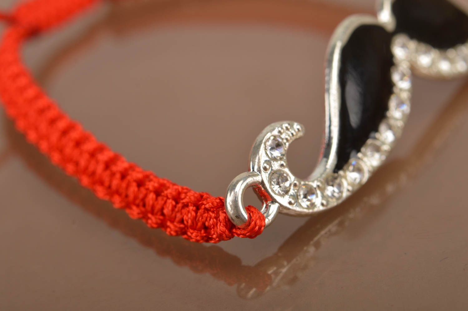 Bracelet fin tressé en lacet ciré rouge avec moustache noire fait main original photo 4