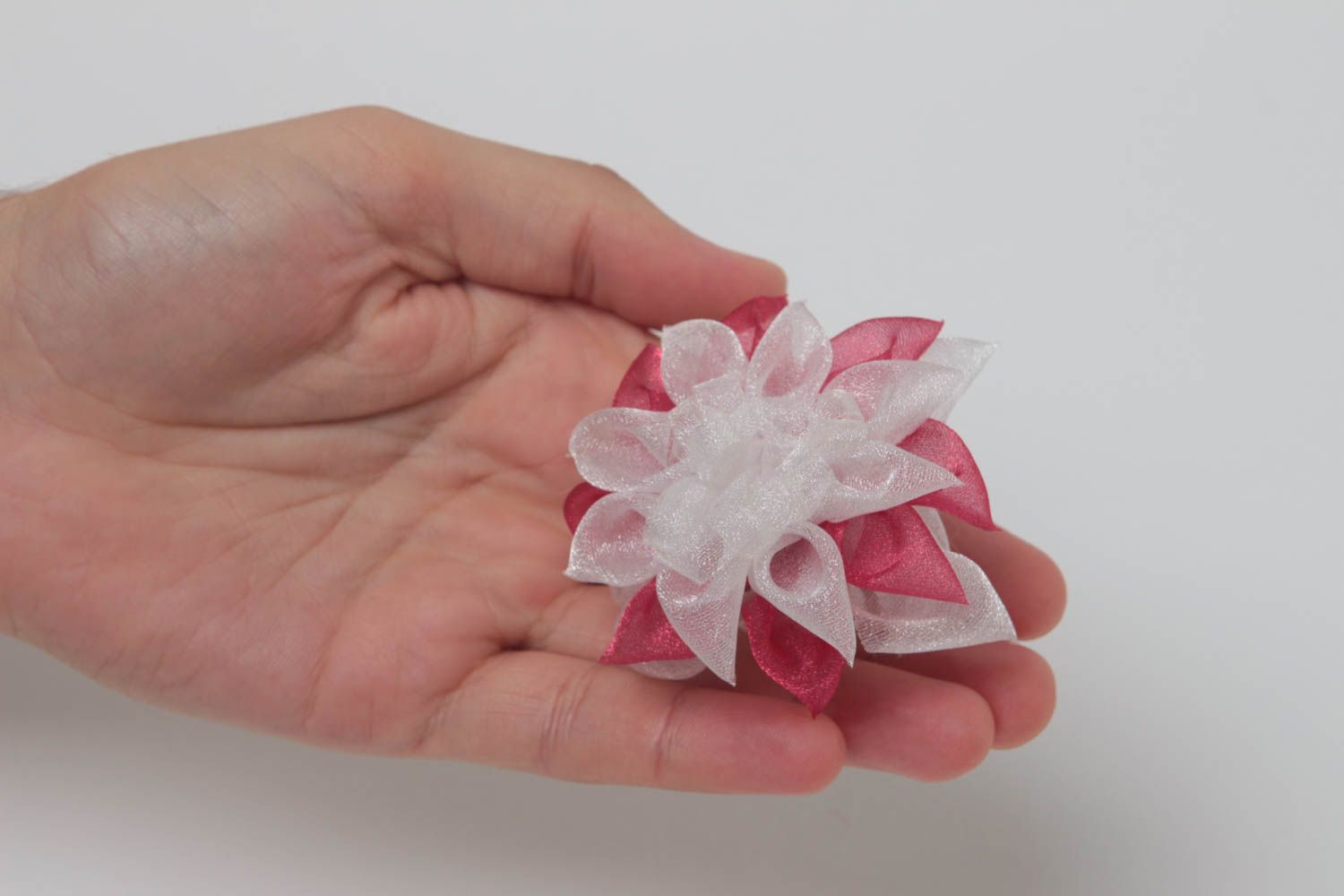 Резинка для волос с цветком георгина из органзы ручной работы красивая авторская фото 5