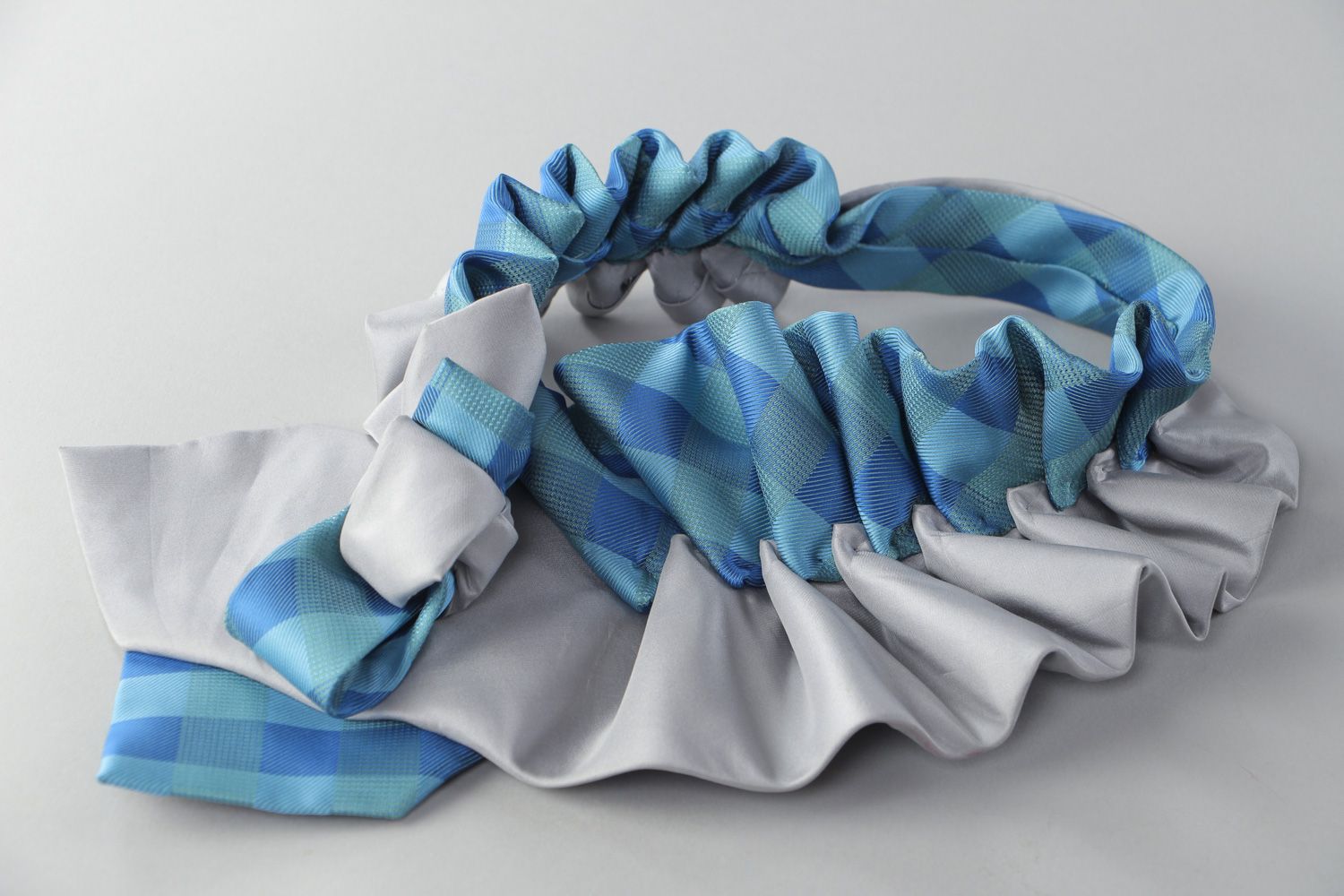 Handgemachtes voluminöses Collier aus Krawatten in Grau und Blau für Frauen foto 2
