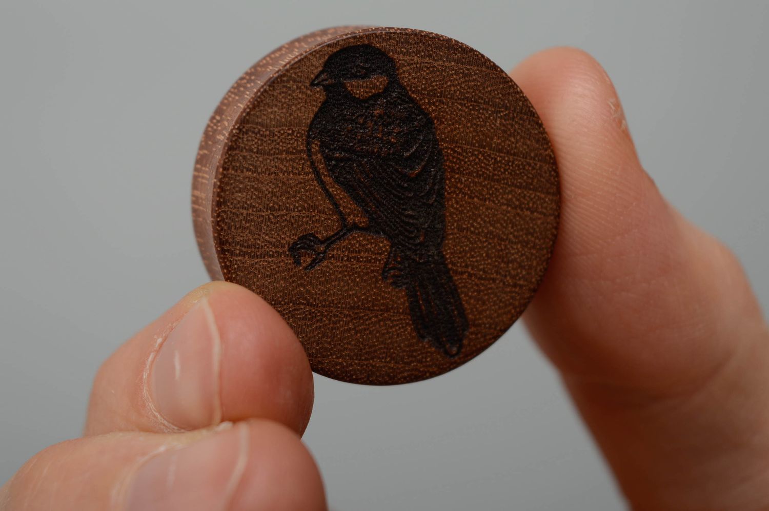 Piercings plugs en bois avec gravure d'oiseaux photo 3