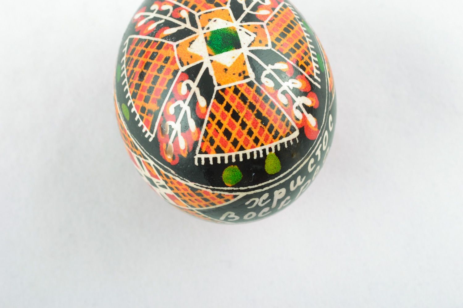Oeuf de Pâques peint à l'aide de cire chaude fait main original noir ornementé photo 5