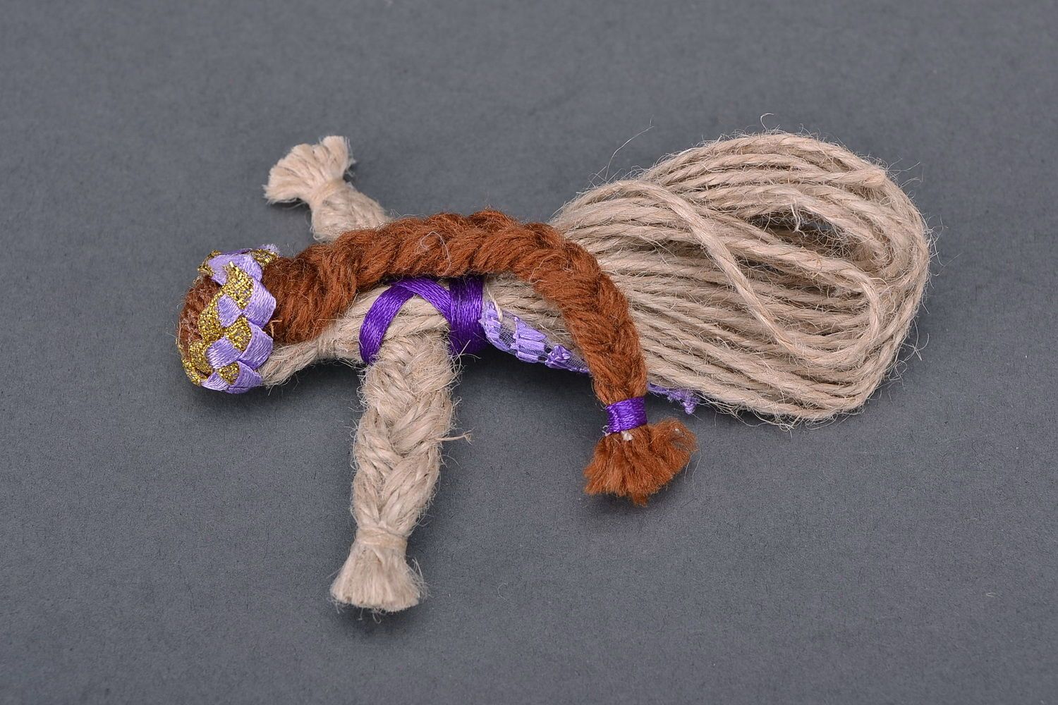 Muñeca de trapo en ropa violeta foto 3
