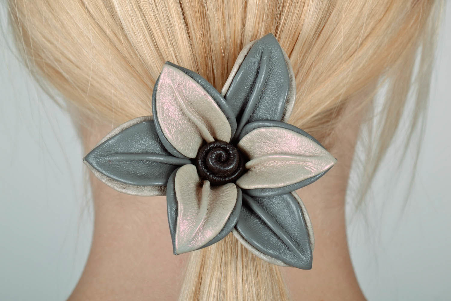 Élastique pour cheveux en cuir avec fleur photo 5