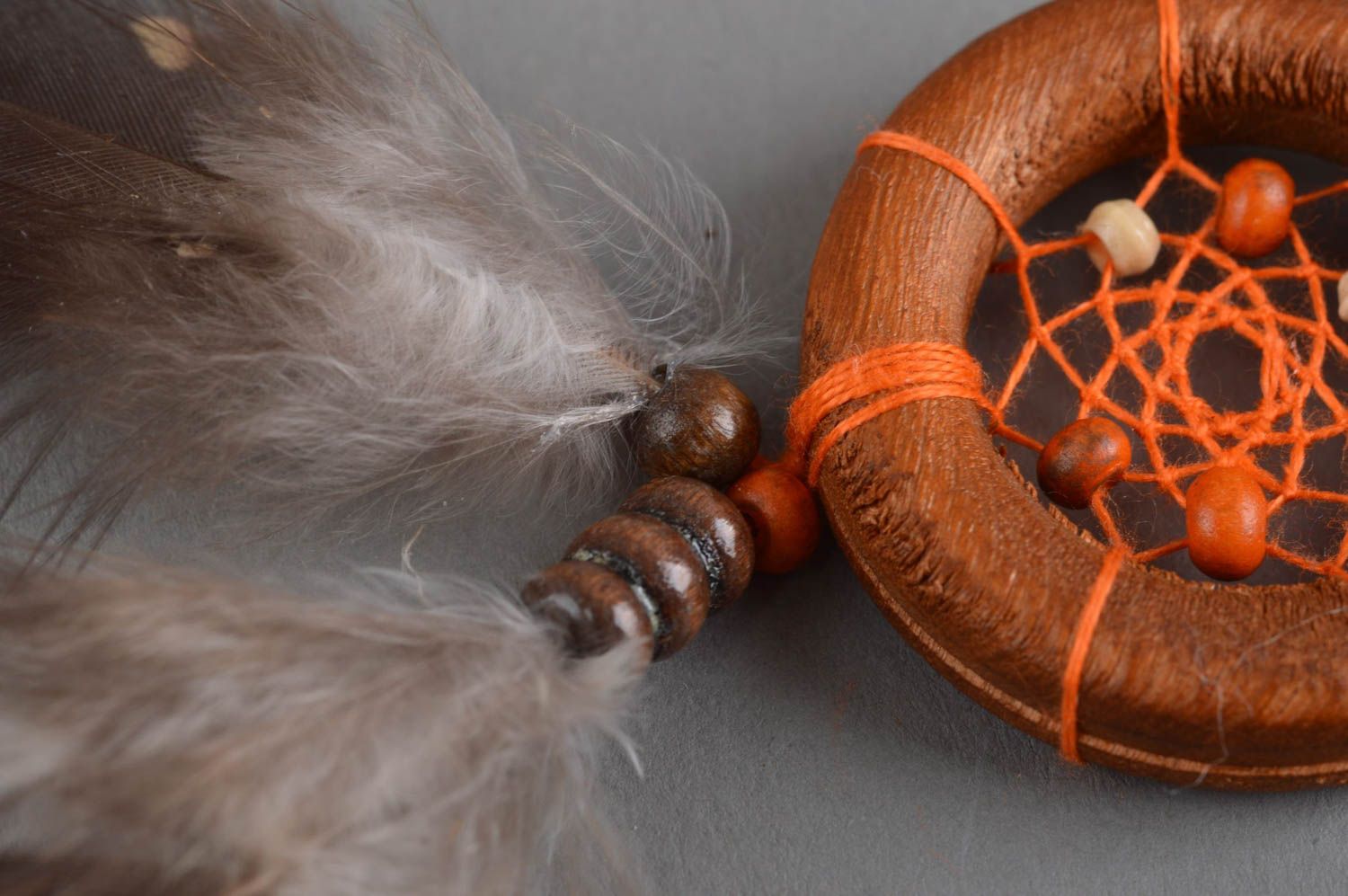 Ловец Снов кулон из дерева с натуральными перьями ручной работы Оранжевый омут фото 5