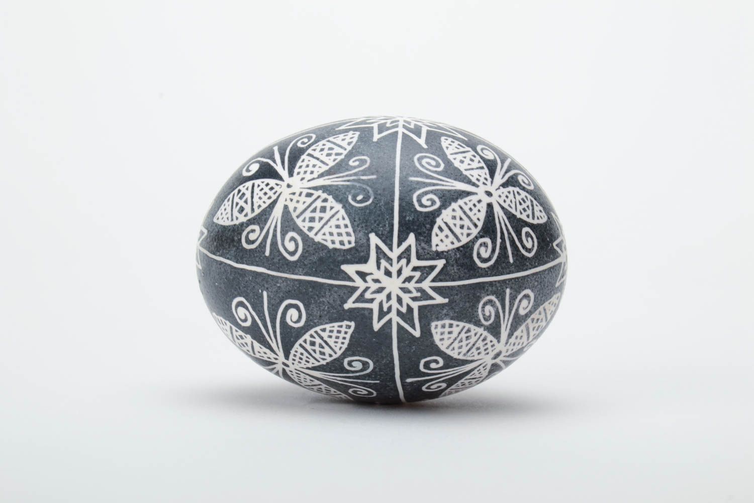 Huevo de Pascua pintado en la técnica de encerado artesanal amuleto para casa foto 3