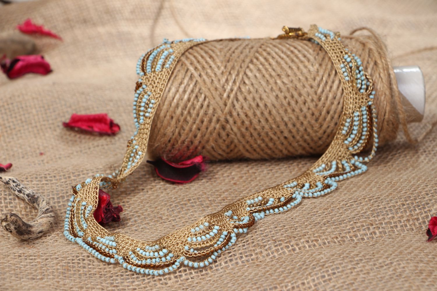 Колье вязаное с бисером ажурное нежное  фото 5