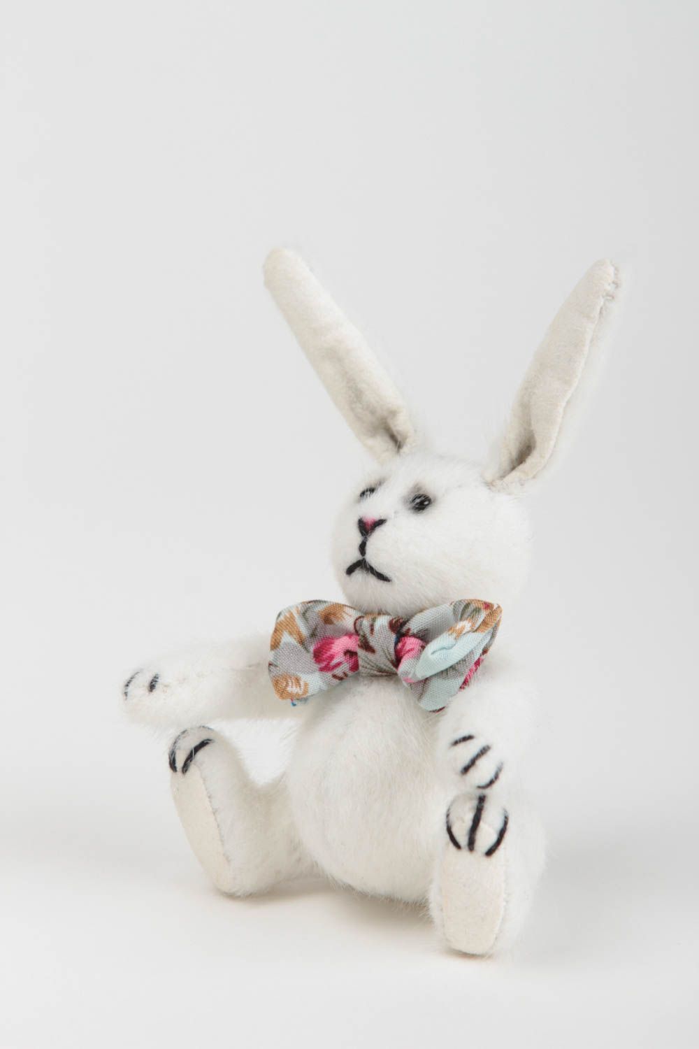Jouet mou fait main en fausse fourrure décoratif en forme de lapin blanc photo 2