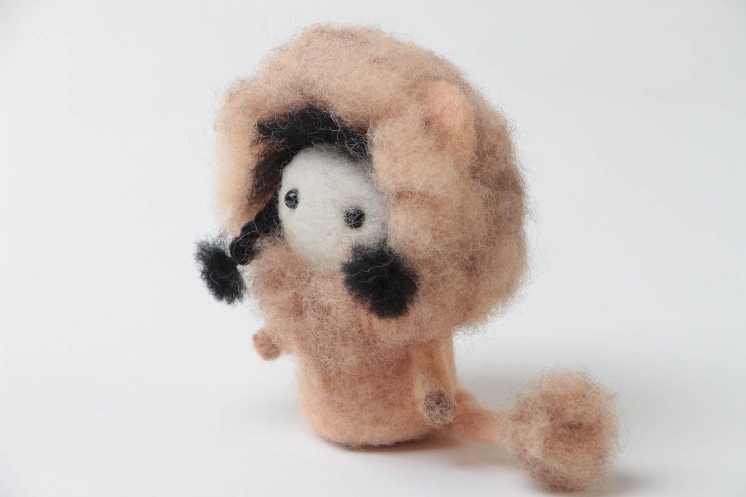 Kleine Puppe aus Wolle Walken Technik niedlich schön originell handgemacht foto 1
