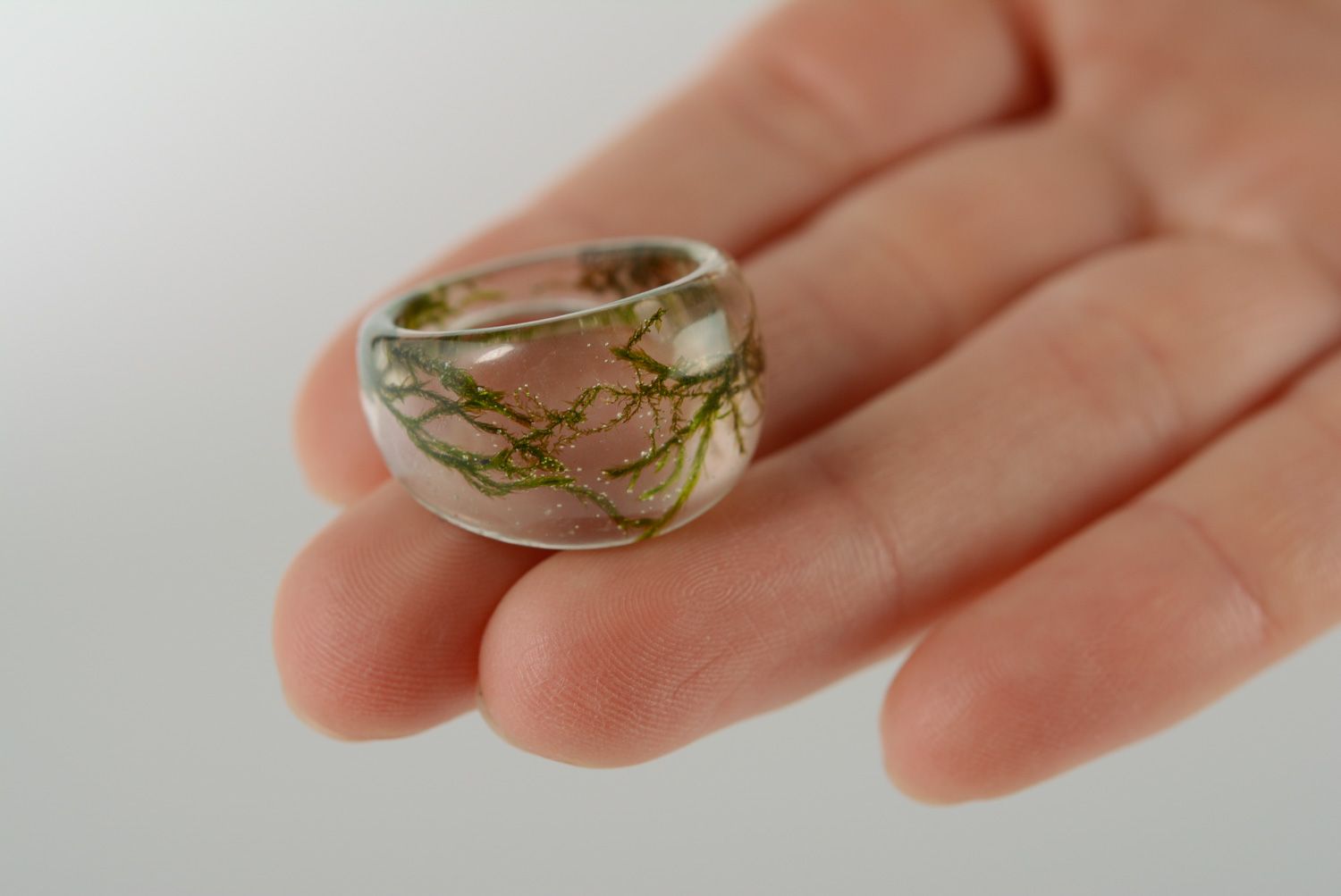 Handmade großer durchsichtiger Ring mit Moos im Epoxidharz für Frauen und Mädchen foto 4