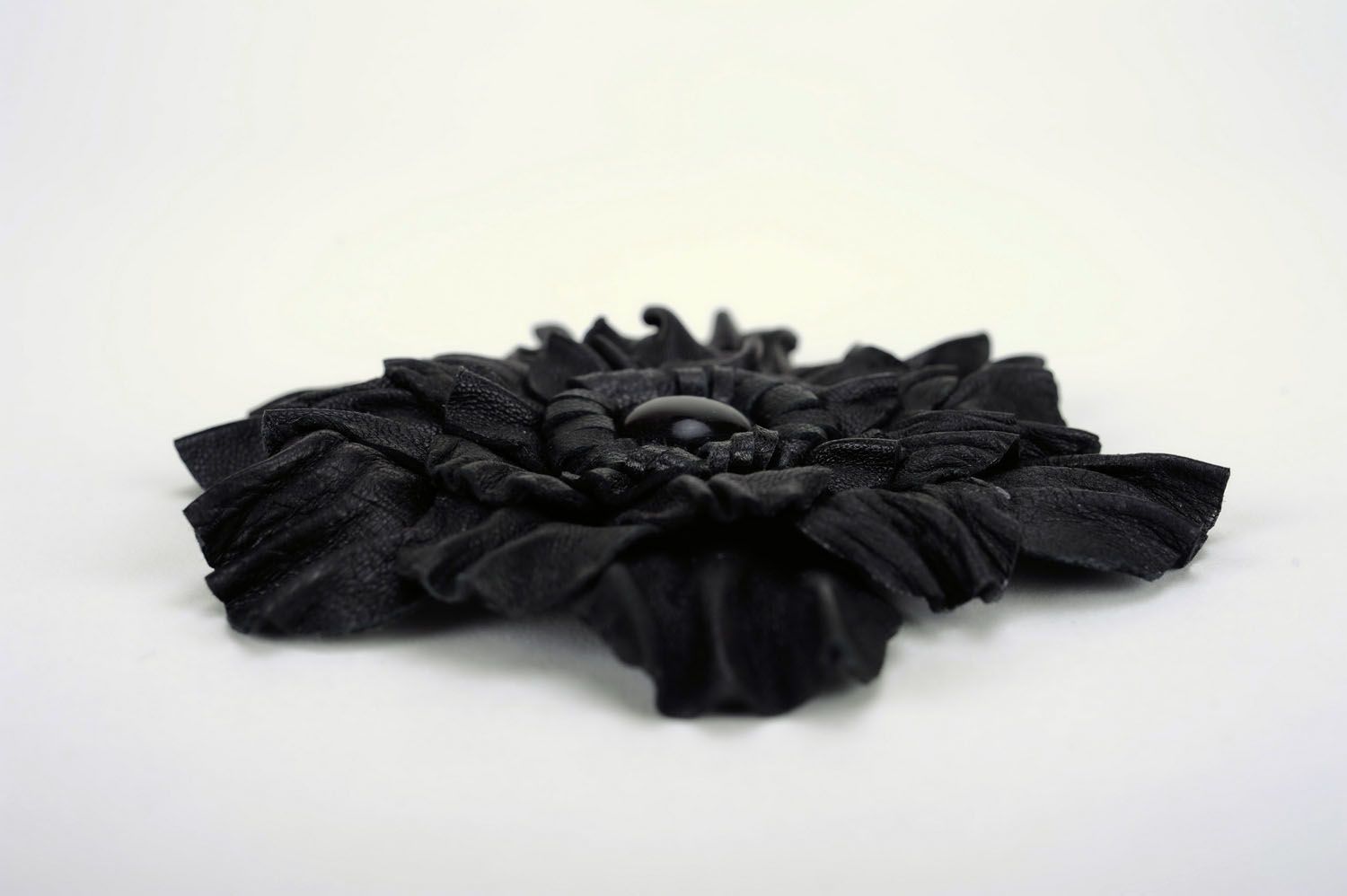 Brosche aus Echtleder in Form einer Blume foto 2