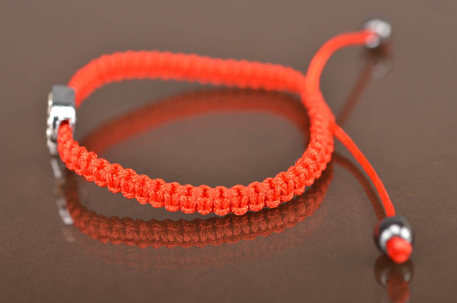 Сплести красный браслет. Браслет из ниток. Плетеный браслет. Плетеные браслеты из ниток. Красный плетеный браслет.