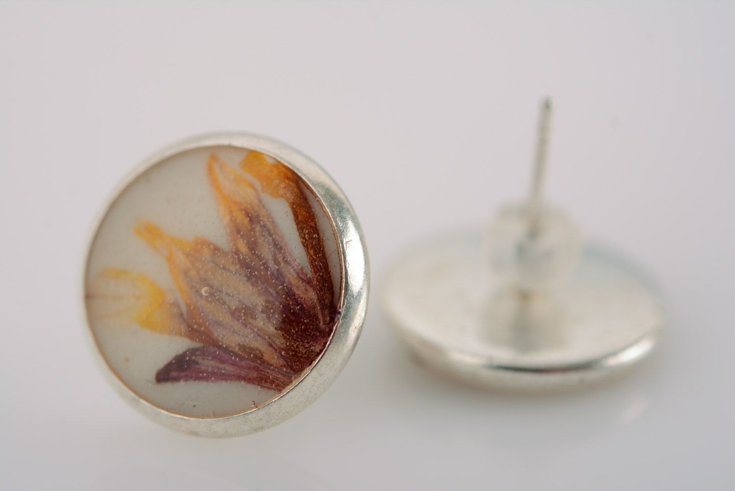 Handmade women's round stud earrings with dried flowers coated with epoxy photo 4