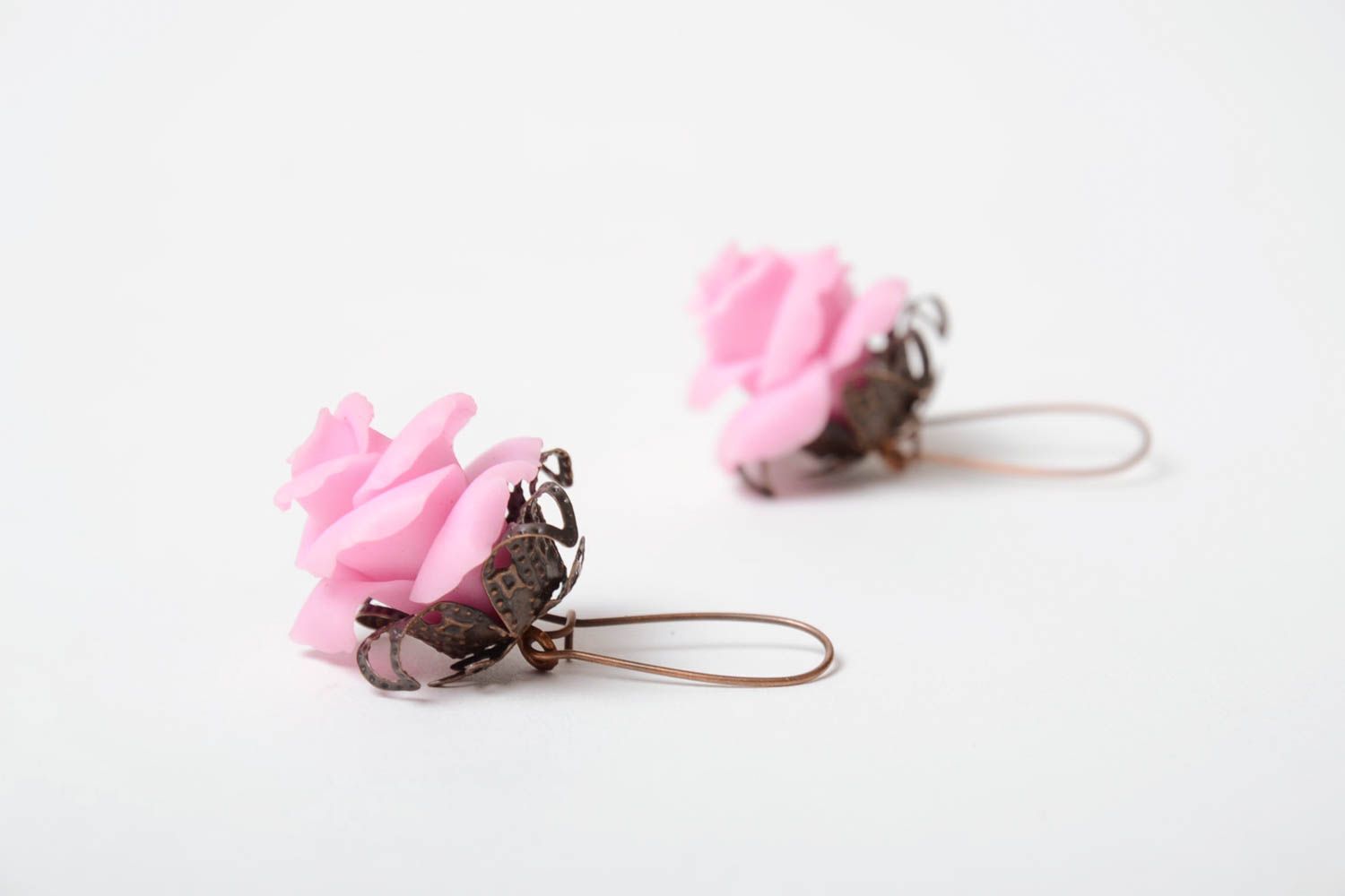 Boucles d'oreilles fleurs roses en pâte polymère pendantes faites main photo 3