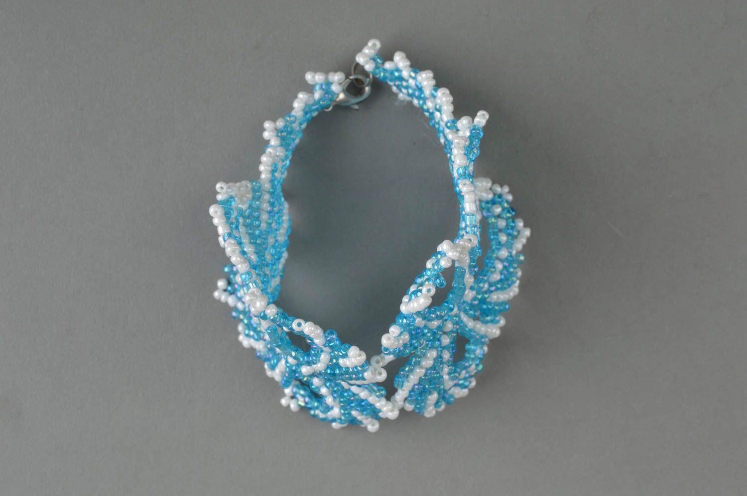 Blau weißes breites Armband aus Glasperlen originell künstlerische Handarbeit foto 3