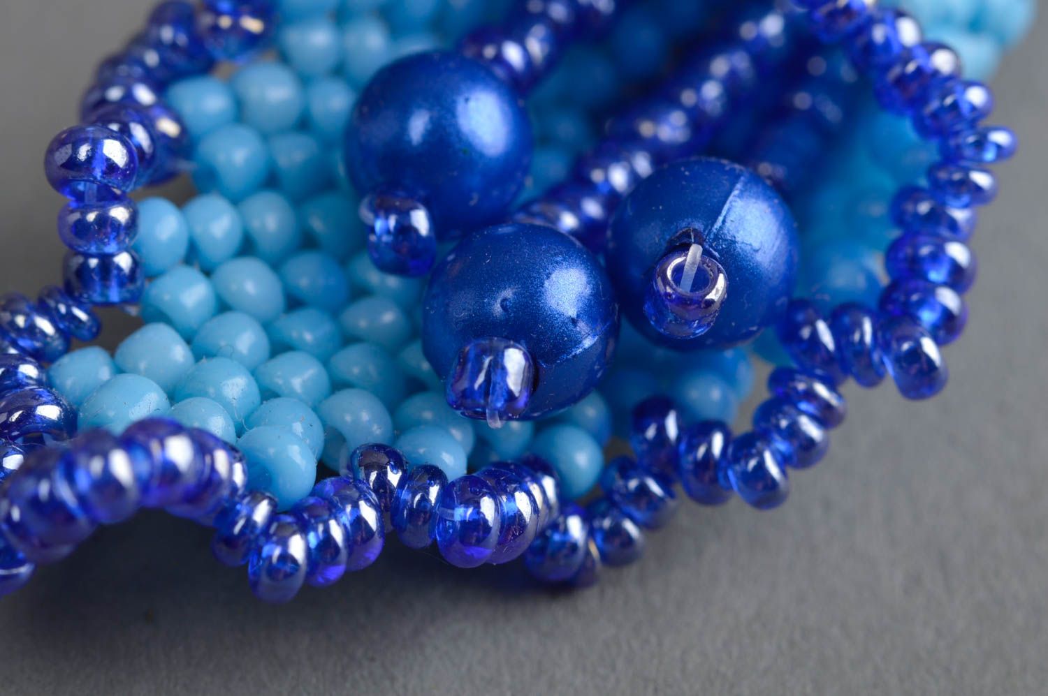 Голубые серьги из бисера с бусинами ручной работы в виде цветов оригинальные фото 5