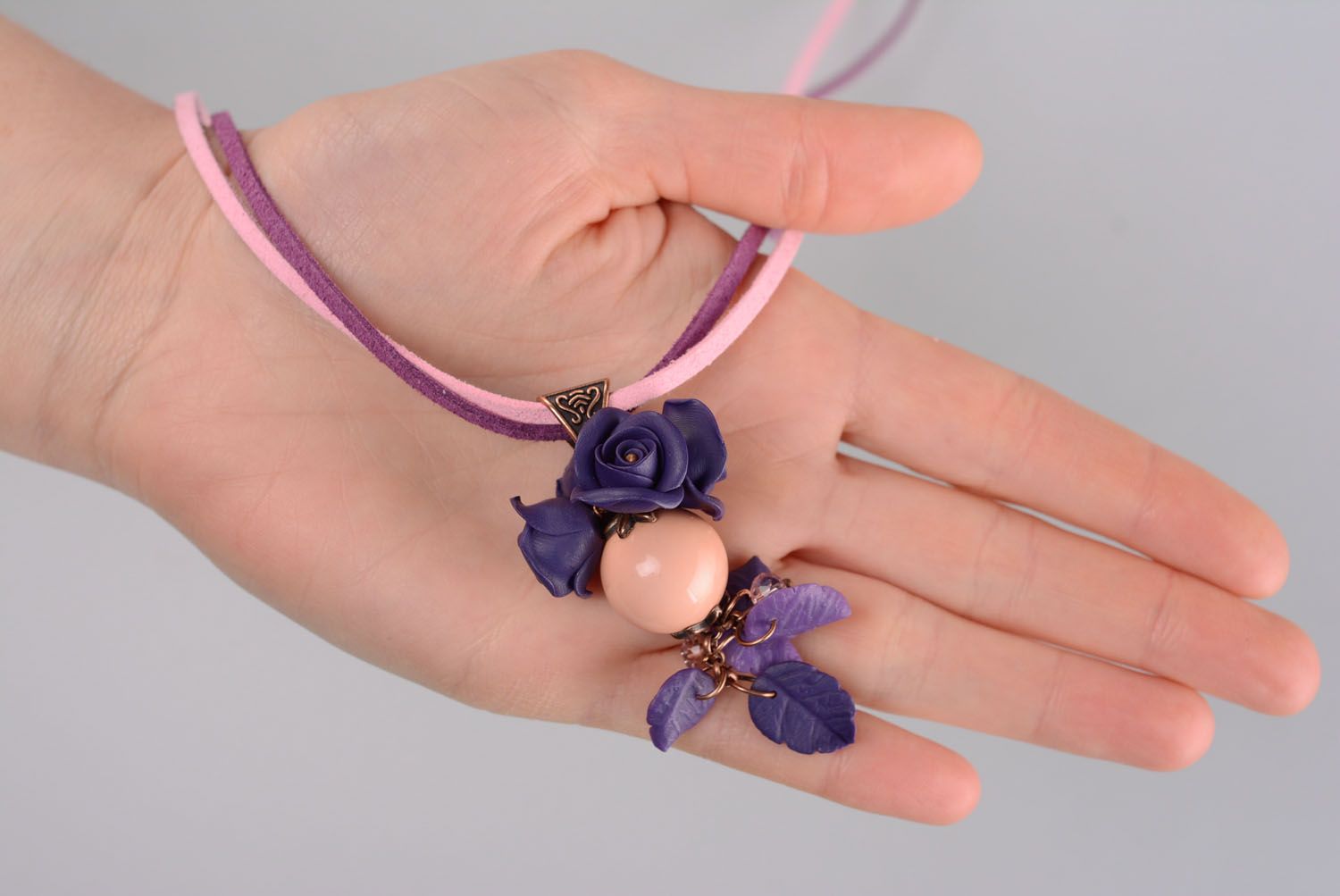 Colgante de arcilla polimérica Rosas violetas foto 5