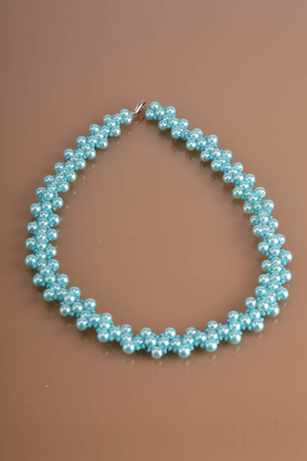 Collier en perles de rocailles et fausses perles bleu clair fait main de design photo 5
