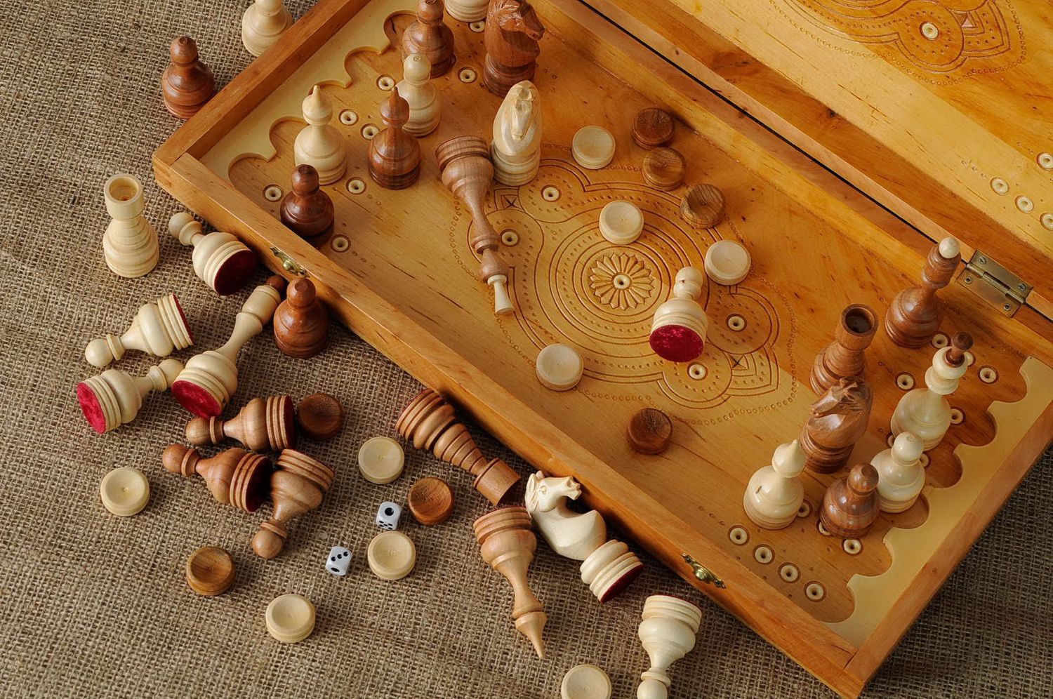 Conjunto de madeira xadrez, gamão, damas 3 em 1 foto 5