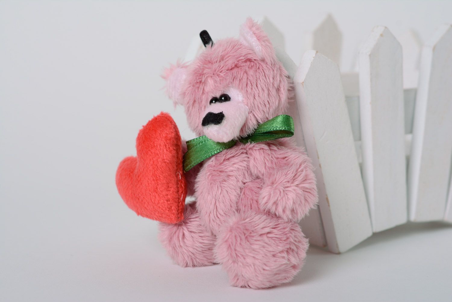 Joli porte-clés jouet fait main en peluche rose et ruban de satin accessoire photo 1