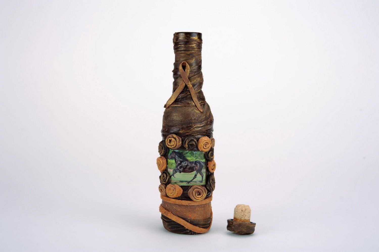 Бутылка, декорированная кожей фото 3