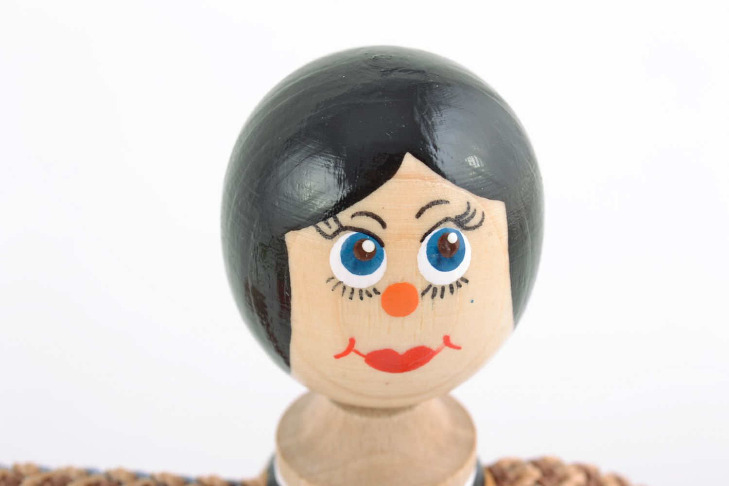 Kleines Designer Öko Spielzeug Mädchen aus Holz mit Bemalung Handarbeit  foto 3