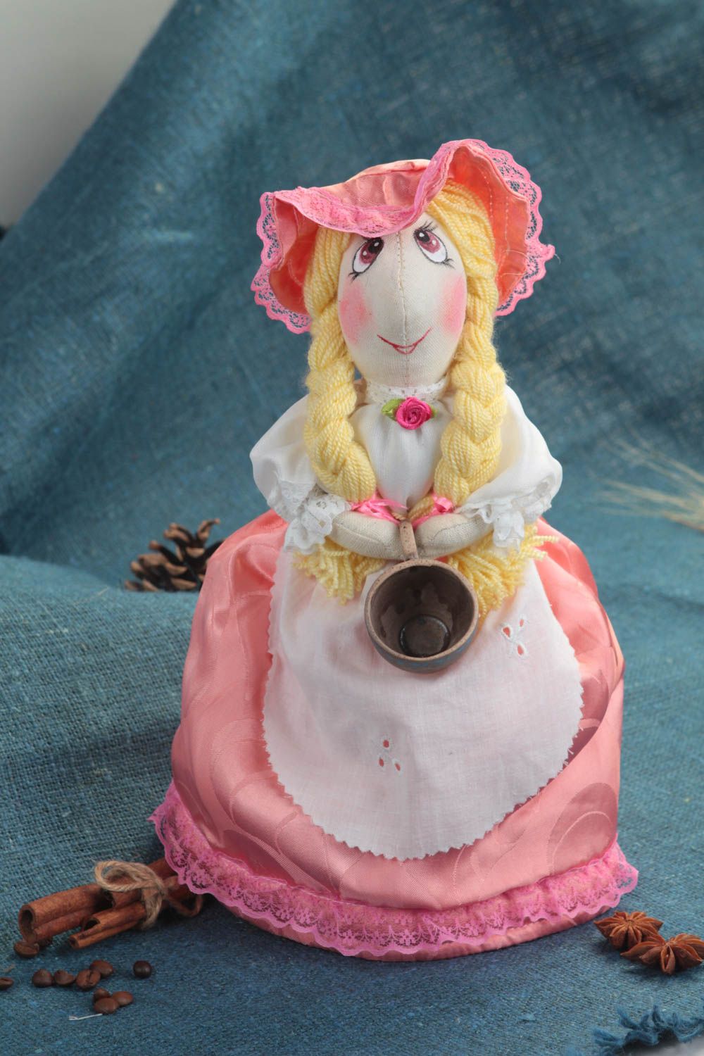 Грелка на чайник ручной работы кукла в розовом платье декоративная фото 1