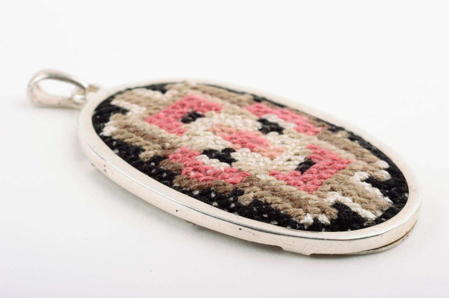 Handmade designer pendant jewelry with embroidery stylish designer pendant photo 3