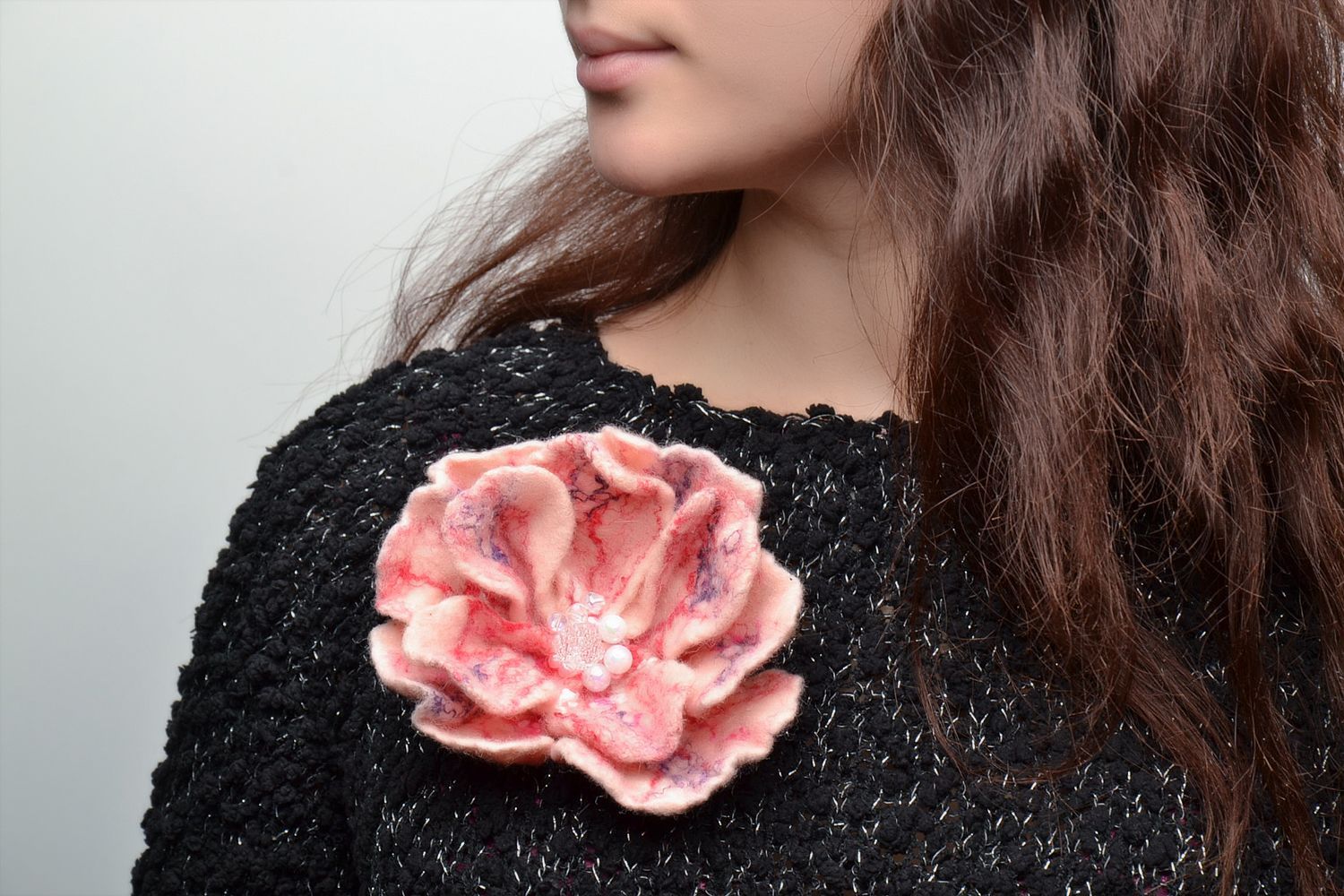 Broche con flor rosada de lana de fieltro  foto 2
