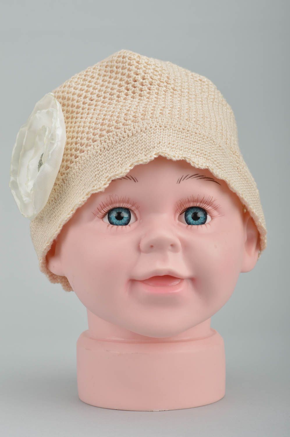 Cappello a maglia fatto a mano accessorio da bambine originale con fiore bello foto 2