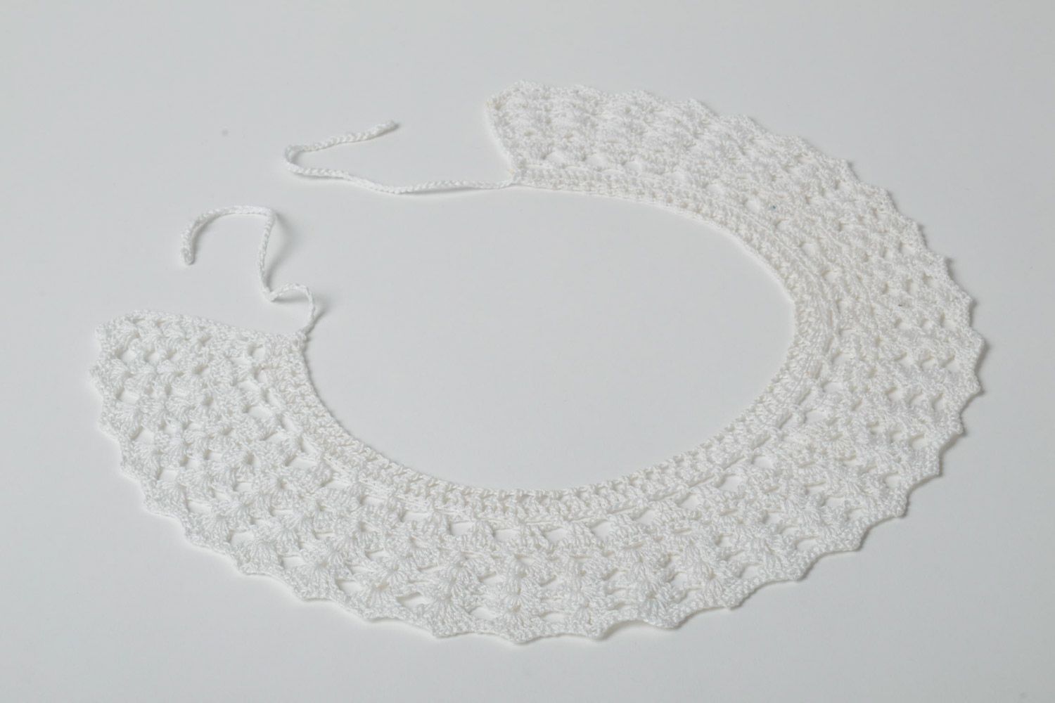 Handmade white lace detachable decorative collar crocheted of cotton threads photo 2