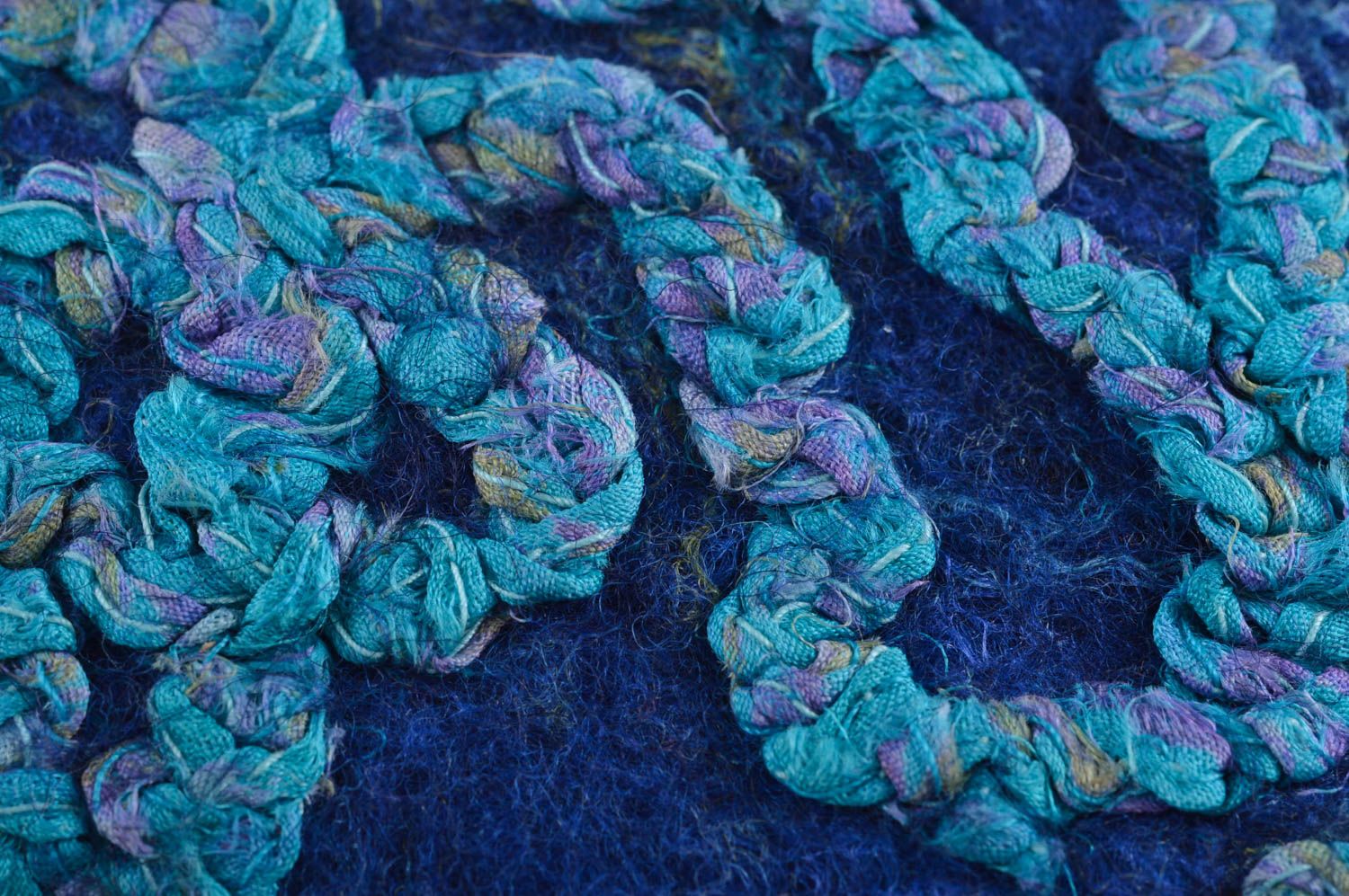 Funda para móvil de lana de color azul con ornamentos bonita artesanal  foto 4