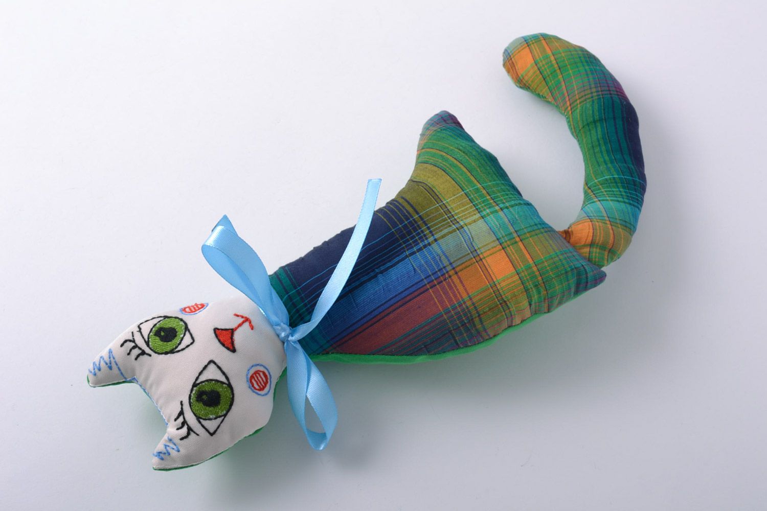 Handmade Stoff Kuscheltier Katze mit Stickerei künstlerisch Geschenk für Kind foto 3