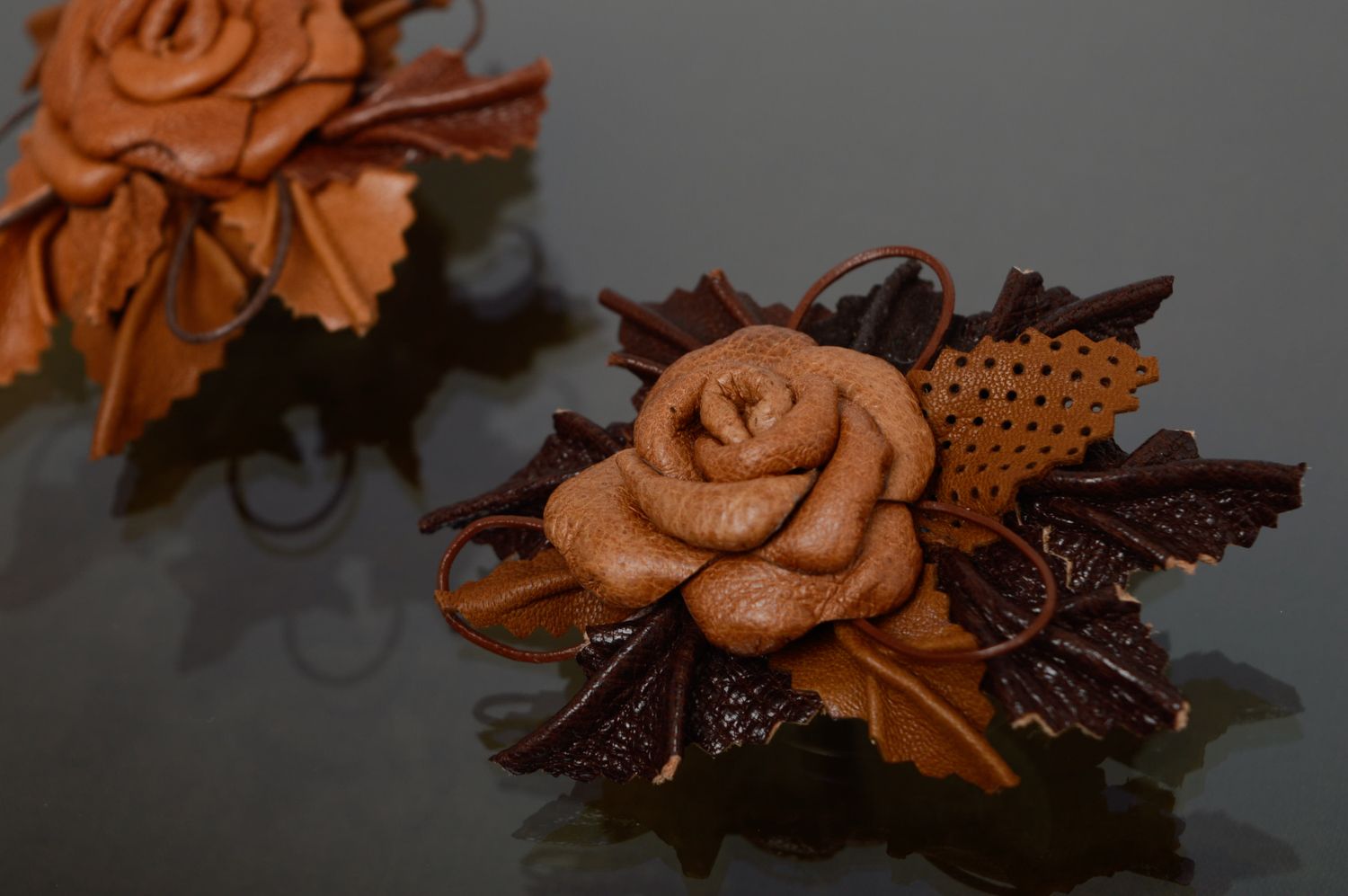 Брошь-заколка ручной работы из натуральной кожи Кофейная роза фото 5