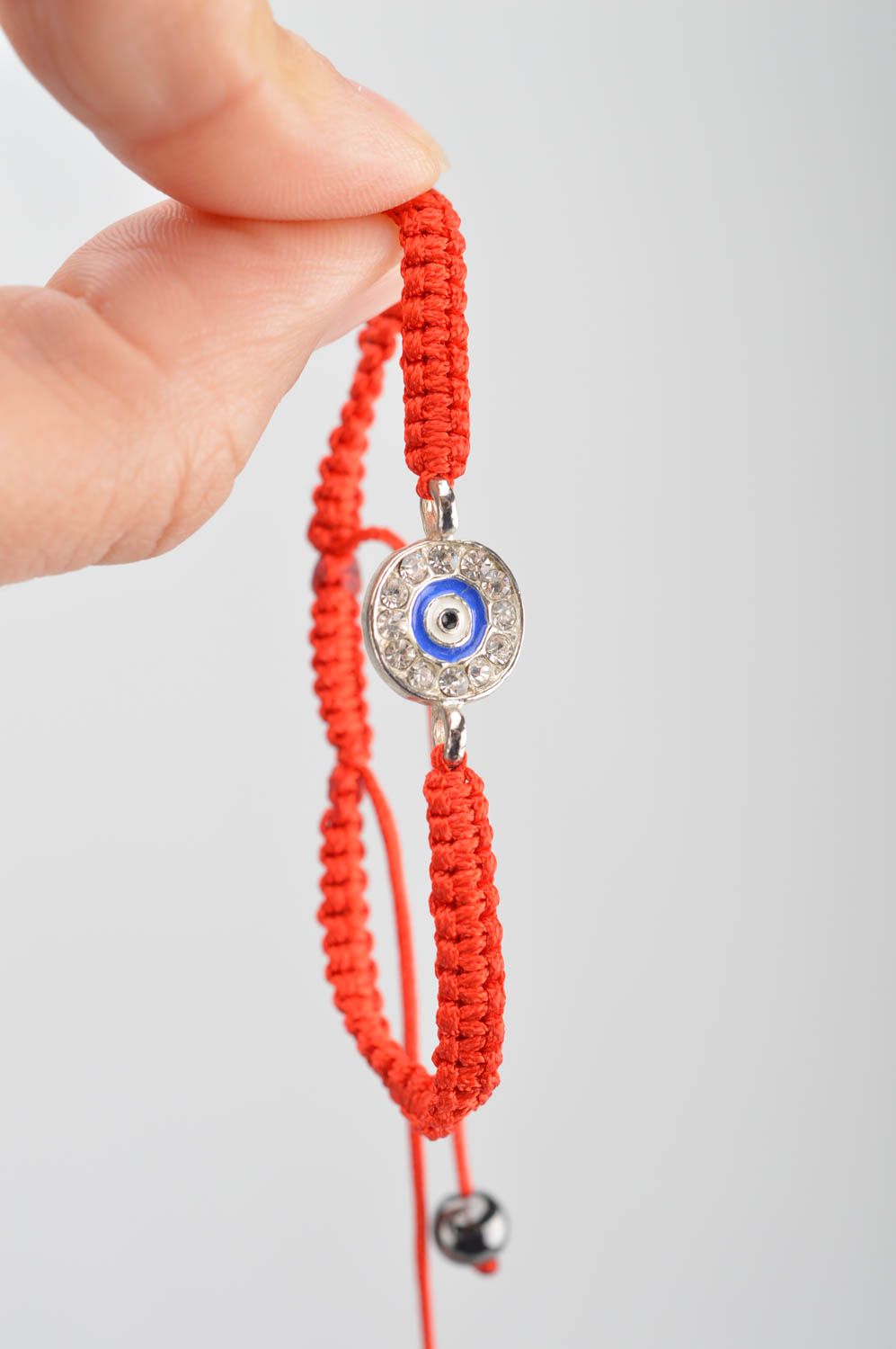 Плетеный тонкий браслет из ниток красный ручной работы украшение для девушки фото 3