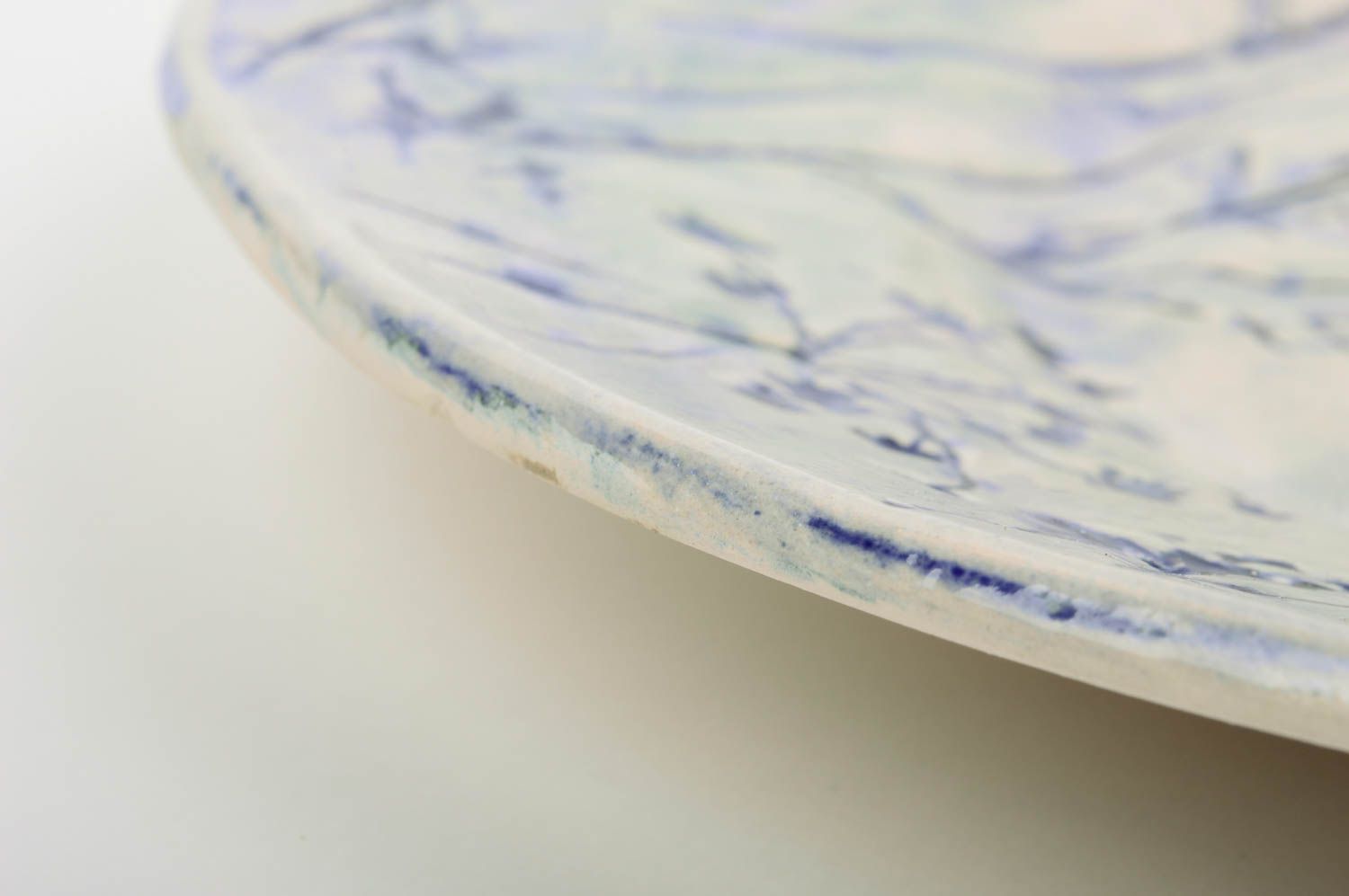 Красивая керамическая тарелка расписанная глазурью в трафаретной технике  фото 5