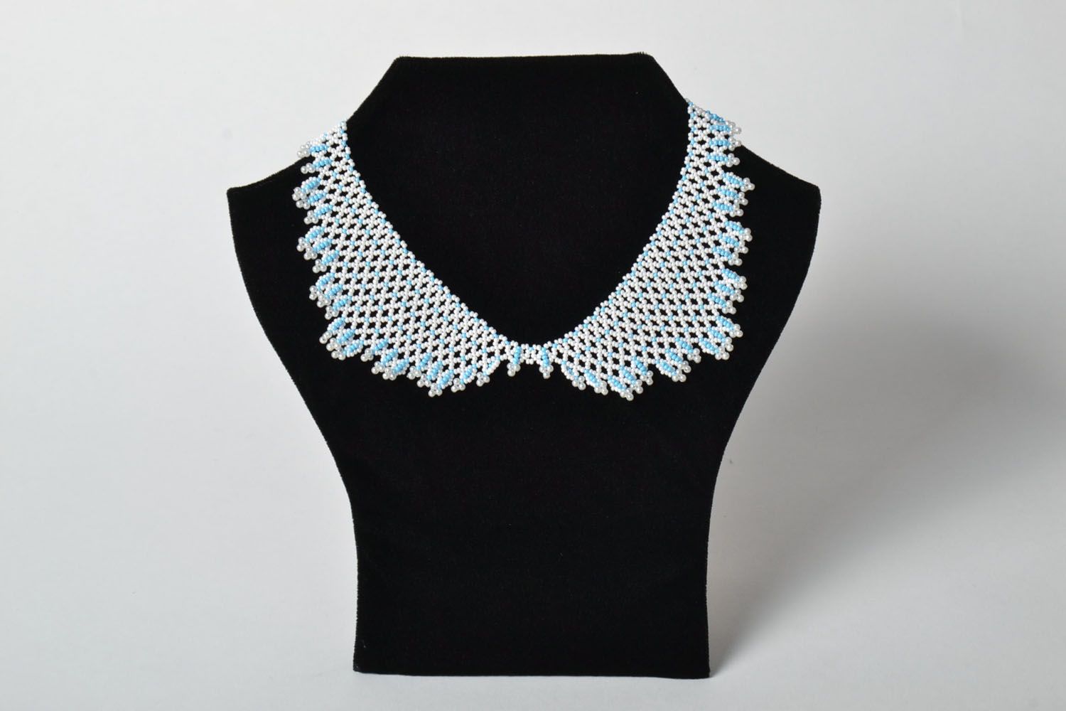 Beaded collar with a blue border photo 1