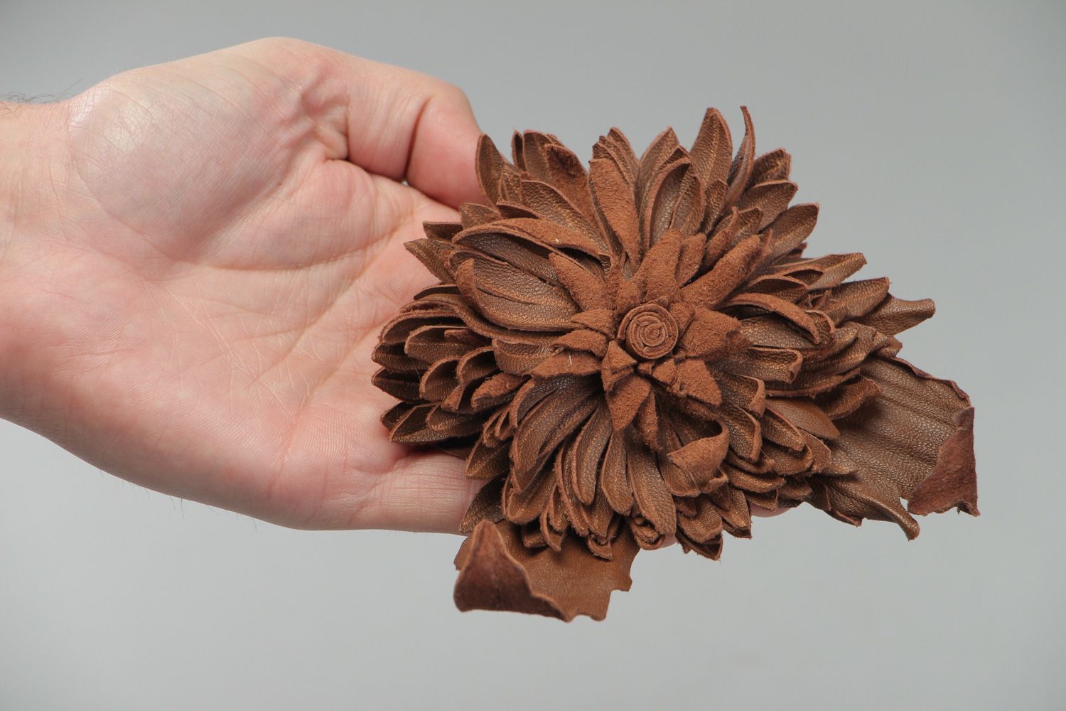 Broche grande fleur marron en cuir naturel faite main originale design photo 4