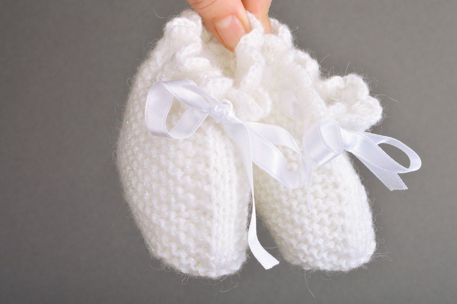 Chaussons de bébé tricotés blancs faits main avec noeuds en ruban pour fille  photo 3