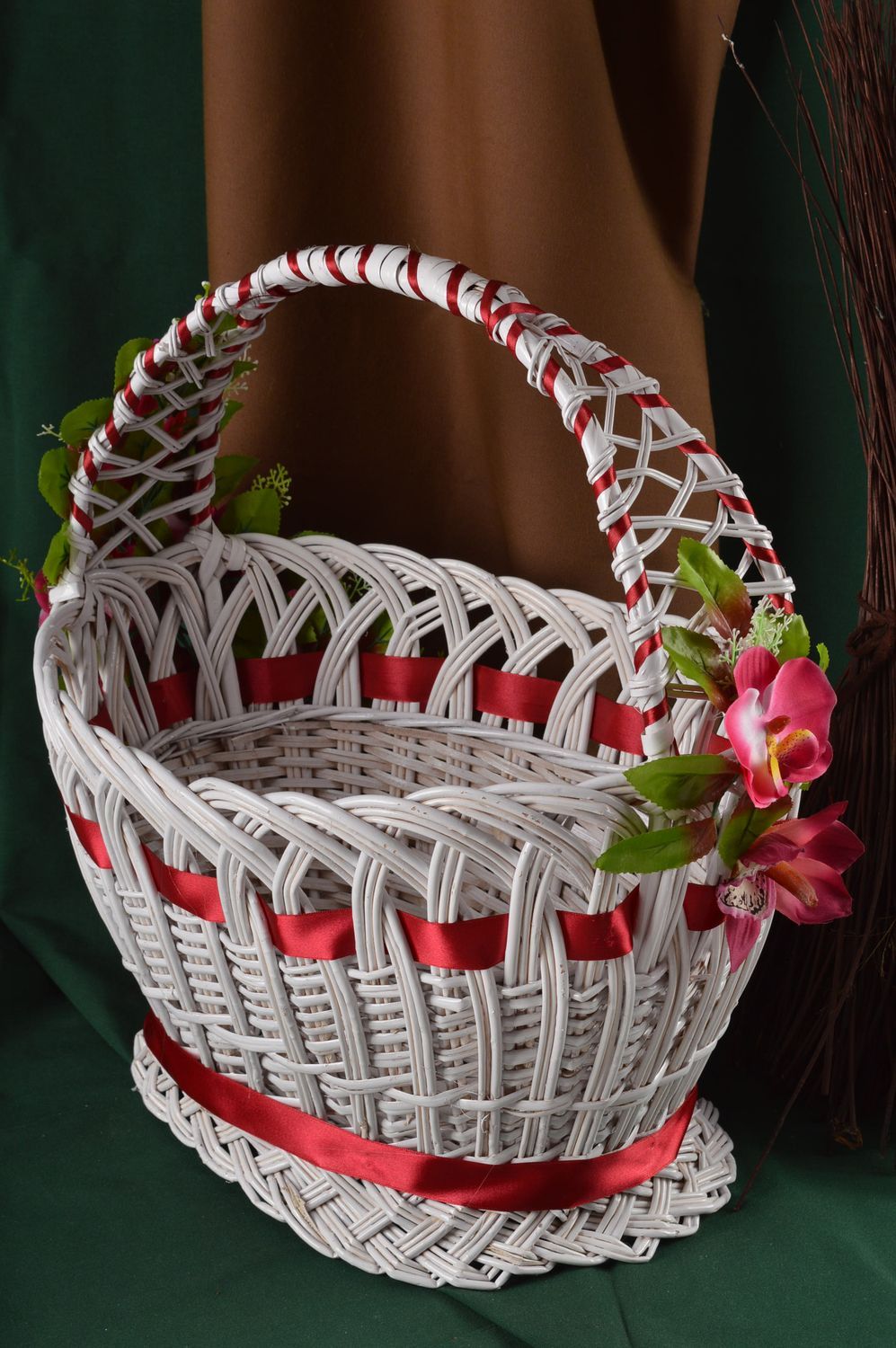 Cesta de mimbre con flores hecha a mano elemento decorativo regalo para mujer foto 1