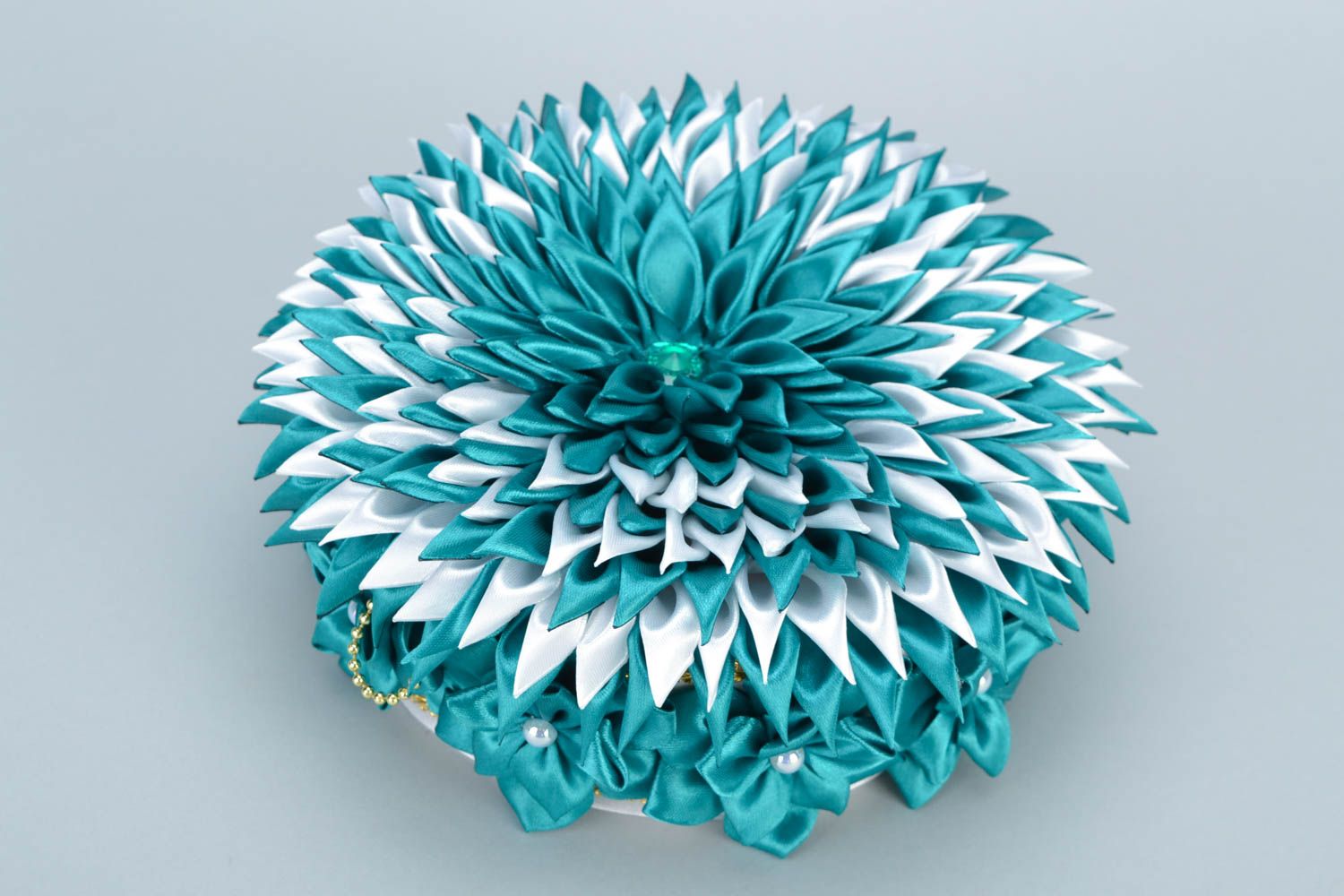 Blaue runde Schatulle für Schmuck aus Atlasbändern handmade Blumenform foto 3