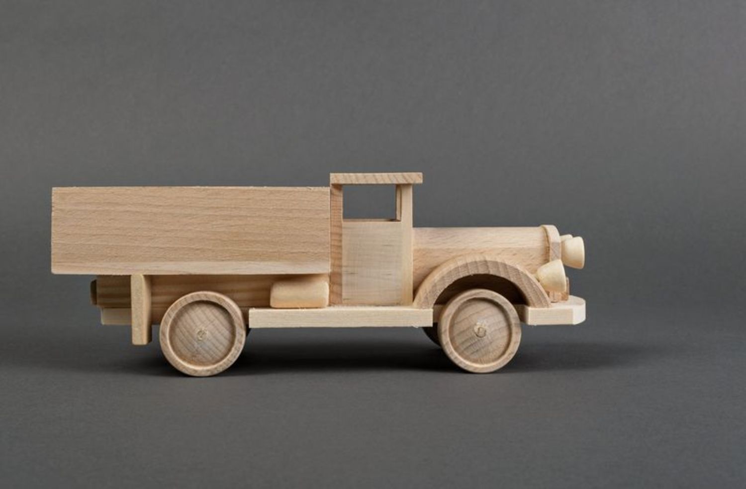 Деревянная игрушка-машинка фото 2