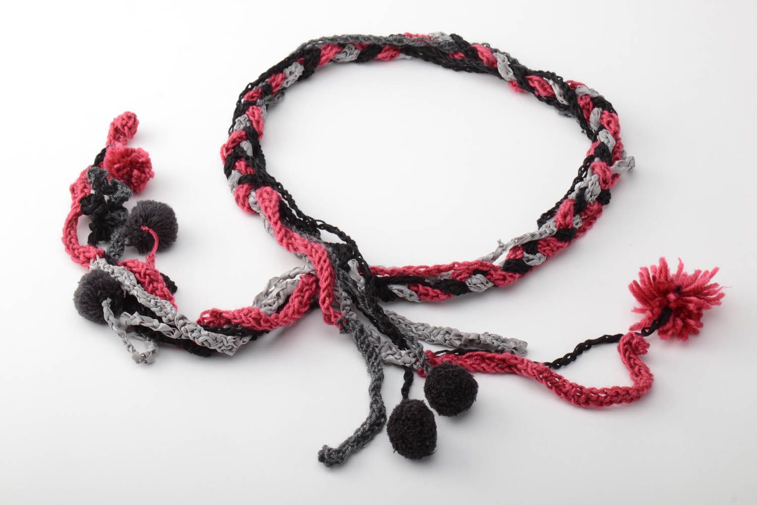 Collier tricoté au crochet en fils fait main noir-bordeaux design original photo 2