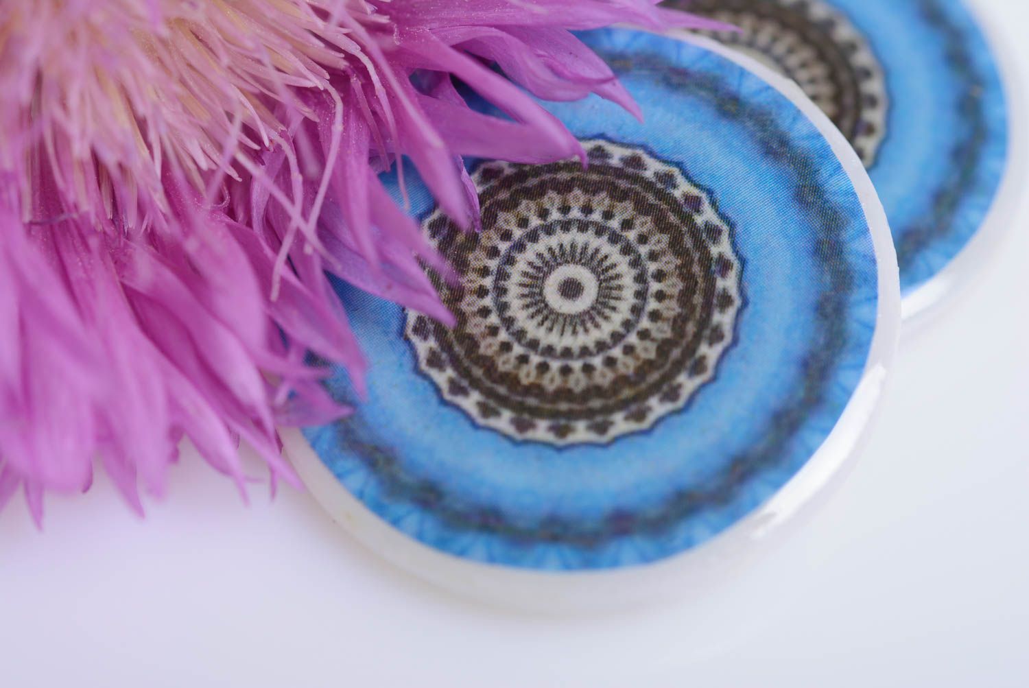 Pendientes artesanales de arcilla polimérica azules con dibujo foto 2